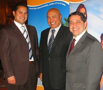 Stephen Hunter Chef Exploitation et Colin Hunter PDG de Sunwing Sam Char directeur exécutif Sunwing Québec. Stephen Hunter Chef Exploitation et Colin Hunter PDG de Sunwing Sam Char directeur exécutif Sunwing Québec.