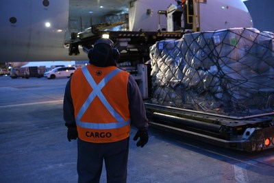 Air Canada, Airlink et Project C.U.R.E. s'unissent afin d'expédier des lits d'hôpitaux et des fournitures humanitaires et médicales pour venir en aide aux réfugiés ukrainiens en Pologne