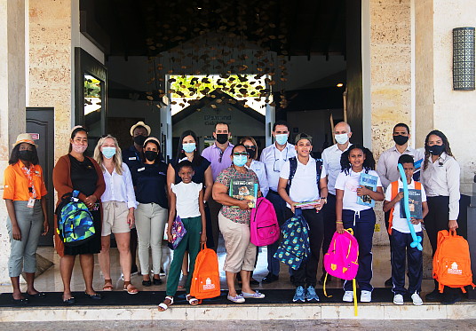 Sunwing et Bentley donnent plus de 250 livres et sacs à dos à des écoliers de la République dominicaine