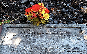 La tombe de Charles Lindbergh est toute discrète, dans un petit cimetière local.