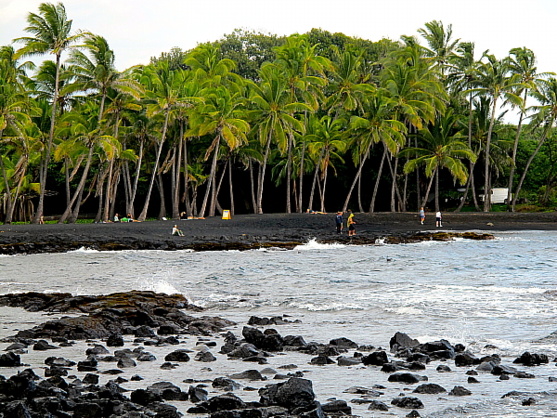 Les plages de sable noir forment une des signatures visuelles de la Big Island. Voici la remarquable plage Panulu’u.