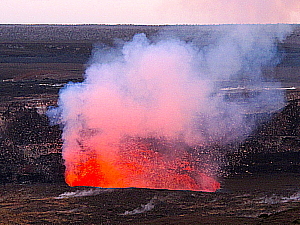 On peut vraiment voir un volcan qui bouillonne continuellement dans le parc national Volcanoes. On est toutefois gardé à une distance respectable.