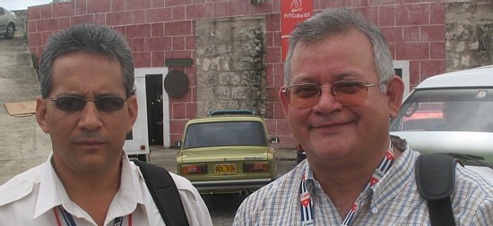 Ramon Valdivia Acosta (à dr) directeur général de Cubana à Montréal