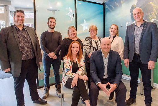 Rangée du fond : De gauche à droite, Johan Marjanek, directeur du développement des affaires de Voyages en Direct, Mathieu St-Pierre (Viva-Cité Beauharnois), Josée Allard, Johanne Prud'homme, Roxanne Auger Hamelin d’Accès Croisières et Voyages, Rangée en devant : Mylène Matteau et Marc-André Bourgie, propriétaires d’Accès Croisières et Voyages, Alain Dubuc (Maire de Beauharnois)