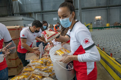 Des employés bénévoles d’Air Canada ont préparé des trousses alimentaires d’urgence et d’autres fournitures d’intervention destinées à l’Ukraine (Groupe CNW/Air Canada)