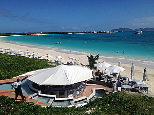 Au premier plan, la plage du resort CuisinArt d'Anguilla est belle à couper le souffle. Ce 5-étoiles est proposé dans la gamme des Duos Saint-Martin/Anguilla de Vacances Transat Au premier plan, la plage du resort CuisinArt d'Anguilla est belle à couper le souffle. Ce 5-étoiles est proposé dans la gamme des Duos Saint-Martin/Anguilla de Vacances Transat