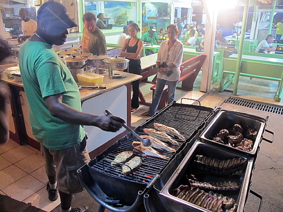 Les poissons du lolo Ti Coin Créole font un passage obligé en enfer avant de se retrouver dans les assiettes des clients. Les poissons du lolo Ti Coin Créole font un passage obligé en enfer avant de se retrouver dans les assiettes des clients.