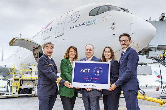 François Guérin, Commandant de bord Air France;  Catherine Guillemart-Dias, Directrice générale Air France KLM Canada; Philippe Rainville,  Président d’Aéroports de Montréal; Julie De Haas, Co-pilote Air France:  Fabien Pelous,  Vice-président Expérience Client Air France .