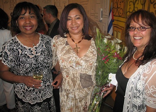 Rosa Adela Mejia Jimenez, directrice du Bureau de Tourisme de Cuba, Magalis Vargas de Télécaribe récipiendaire du prix meilleur reportage presse électronique et Dany Paquette du Bureau de tourisme de Cuba