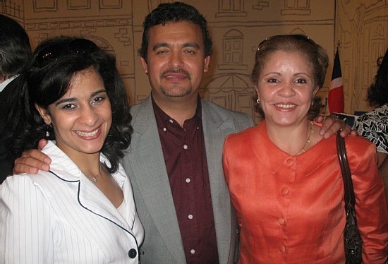 Viocary Feliz et Susana Rosa du Bureau de Tourisme de La République Dominicaine entourent Roberto Gonzalez du CPTM