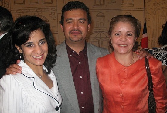 Viocary Feliz et Susana Rosa du Bureau de Tourisme de La République Dominicaine entourent Roberto Gonzalez du CPTM Viocary Feliz et Susana Rosa du Bureau de Tourisme de La République Dominicaine entourent Roberto Gonzalez du CPTM