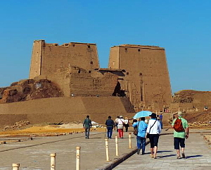 L’entrée du temple de Horus à Edfou