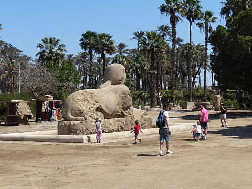 Certains touristes n’hésitent pas à voyager avec leur famille en Égypte comme ici, à la nécropole de Saqqara, près de Memphis.