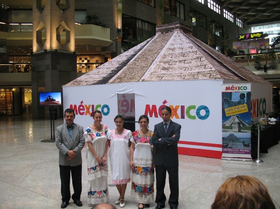 Roberto Gonzales et Cesar Castaneda du CPTM entourant les hôtesses de la Pyramide