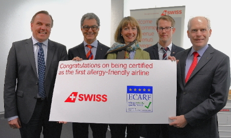 De gauche à droite : Frank Maier (Head of Product&Services SWISS), Prof. Dr. Peter Schmid-Grendelmeier (Vice President of the foundation board of aha! Swiss Allergy Centre), Sarah Klatt-Walsh (Head of Inflight SWISS), Jan Trachsel (Inflight Culinary Development SWISS), Prof. Dr. Torsten Zuberbier (Director of ECARF). De gauche à droite : Frank Maier (Head of Product&Services SWISS), Prof. Dr. Peter Schmid-Grendelmeier (Vice President of the foundation board of aha! Swiss Allergy Centre), Sarah Klatt-Walsh (Head of Inflight SWISS), Jan Trachsel (Inflight Culinary Development SWISS), Prof. Dr. Torsten Zuberbier (Director of ECARF).