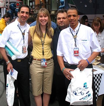 Marco, Robert et Stephane du service clientèle de Westjet entourent Claude-Hélène Faucher , représentante Marco, Robert et Stephane du service clientèle de Westjet entourent Claude-Hélène Faucher , représentante