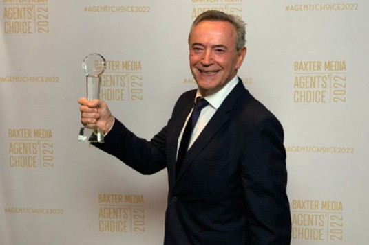 Philippe Sureau recevant le prix au nom des trois fondateurs de Transat Philippe Sureau recevant le prix au nom des trois fondateurs de Transat