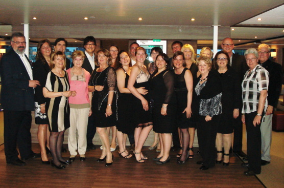 Le groupe au souper du commandant Le groupe au souper du commandant