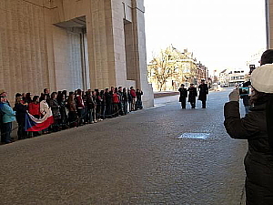 Les clairons résonnent chaque jour sous la porte de Menin depuis 1927. Les clairons résonnent chaque jour sous la porte de Menin depuis 1927.