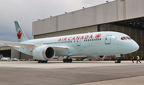 Le vol AC7008, le premier vol d'Air Canada assuré au moyen d'un appareil 787 Dreamliner, garé au hangar à l'aéroport international Lester B. Pearson de Toronto. (Groupe CNW/Air Canada ). Le vol AC7008, le premier vol d'Air Canada assuré au moyen d'un appareil 787 Dreamliner, garé au hangar à l'aéroport international Lester B. Pearson de Toronto. (Groupe CNW/Air Canada ).