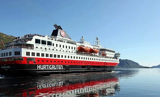 Un navire de croisière norvégien s’échoue; pas de passagers à bord