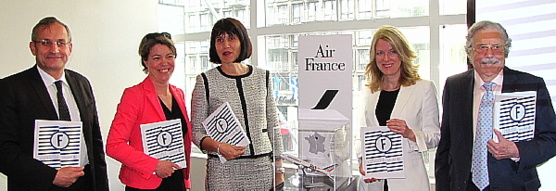 De gauche à droite: Frédéric Kaplan (chef des services économiques au Canada, ambassade de France à Ottawa), Armelle Tardy-Joubert (directrice d’Atout France au Canada), Stéphanie Ségoura (directrice générale du Sofitel de Montréal), Diane Audet (responsable des communications, Air France KLM Canada) et Alain Lellouche (président des Conseillers du Commerce extérieur de la France au Canada). Au centre, la colonne qui présentera la marque Air France.