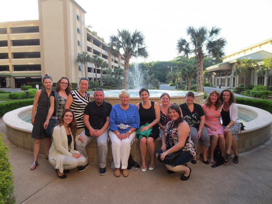 Brigitte Charrois, Mélanie Gagnon, Sara Sanfaçon, Zaki Benmehidi, Elaine Michaud (International Sales Manager, Myrtle Beach Area Convention and Visitors Bureau), Rosemarie Leclerc, Jessica Waardenburg, Marie-France Dugal, Johanne Harvey et Kimberly Hartley ( Canadian Account Manager for the Myrtle Beach Area Convention and Visitors Bureau).  Devant: Virginie Hénault et Véronique Dion