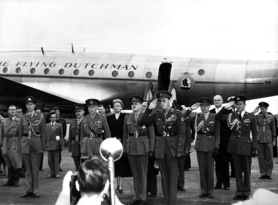 Dorval Le Prince Bernhard entouré de représentants politique et militaire Dorval Le Prince Bernhard entouré de représentants politique et militaire