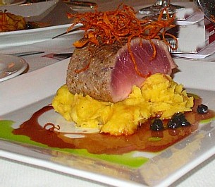 Pavé de thon flambé au Pisco Acholado sauce aux baies de sureau et à la chicha morada servi sur une purée de yucca...sublime! Pavé de thon flambé au Pisco Acholado sauce aux baies de sureau et à la chicha morada servi sur une purée de yucca...sublime!
