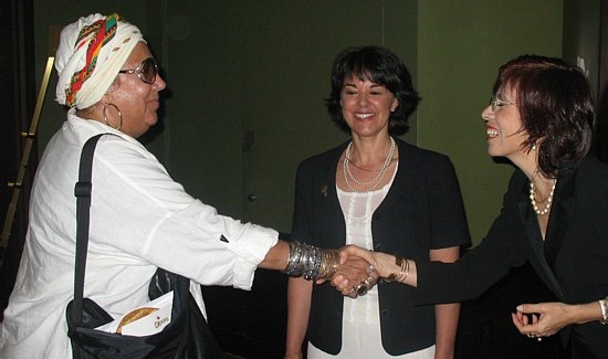 Francine Grimaldi accueillie par Elizabeth Hakim coordinnatrice tourisme réceptif de Promperu, en présence de Renée Wilson, de Excommunication , organisateur de l'évènement Francine Grimaldi accueillie par Elizabeth Hakim coordinnatrice tourisme réceptif de Promperu, en présence de Renée Wilson, de Excommunication , organisateur de l'évènement