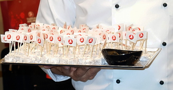 Aéroports de Montréal et Turkish Airlines accueillent le premier vol en provenance d'Istanbul   Aéroports de Montréal et Turkish Airlines accueillent le premier vol en provenance d'Istanbul