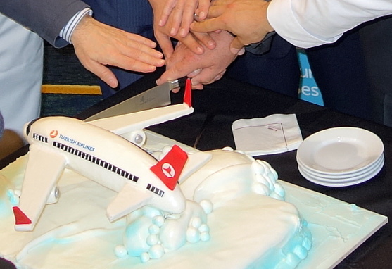 Aéroports de Montréal et Turkish Airlines accueillent le premier vol en provenance d'Istanbul   Aéroports de Montréal et Turkish Airlines accueillent le premier vol en provenance d'Istanbul