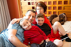 La famille Grimard au Manoir Ronald McDonald du Nord de l'Alberta (Groupe CNW/WestJet) La famille Grimard au Manoir Ronald McDonald du Nord de l'Alberta (Groupe CNW/WestJet)