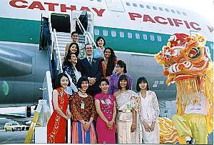 Arrivée du premier vol de Cathay Pacific à l'aéroport international Toronto Pearson le 9 juin 1994. Membres du personnel de cabine de Cathay Pacific vêtues de costumes traditionnels représentant les pays asiatiques desservis par la compagnie aérienne. (Groupe CNW/Cathay Pacific Airways) Arrivée du premier vol de Cathay Pacific à l'aéroport international Toronto Pearson le 9 juin 1994. Membres du personnel de cabine de Cathay Pacific vêtues de costumes traditionnels représentant les pays asiatiques desservis par la compagnie aérienne. (Groupe CNW/Cathay Pacific Airways)