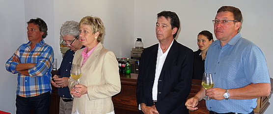 On reconnait Richard Villeneuve et Claude Gingras de Voyages en Direct, Danielle Durocher de Transat Distribution Canada , Robert Robillard et Sylvain Lastère du Groupe Atrium On reconnait Richard Villeneuve et Claude Gingras de Voyages en Direct, Danielle Durocher de Transat Distribution Canada , Robert Robillard et Sylvain Lastère du Groupe Atrium