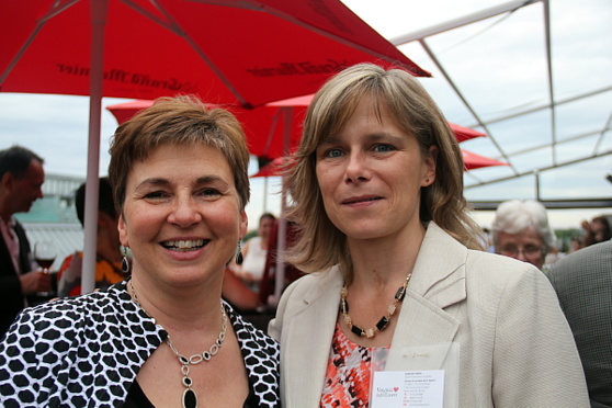 Louise Paquette ( présidente de l'ANTOR et représentante de l'office de tourisme de la Jamaîque ) et Barbara Simon (représentante de l'office de la Virginie)