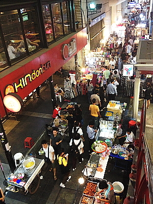 Dans les rues de Bangkok, les marchés de nuit sont toujours aussi populaires