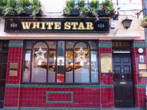 La devanture du pub White Star sur Matthew Street et une plaque qu’on peut lire à la gauche du mur.