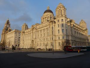 Les imposants monuments historiques sur Pier Head que sont les anciens édifices de la Cunard (propriétaire du Titanic), le Port of Liverpool Building et le Royal Liver trônent toujours massivement le long du Canada Boulevard, ainsi nommé en 1995 pour commémorer la contribution des Canadiens à la libération de l’Angleterre et de l’Europe en 1945.