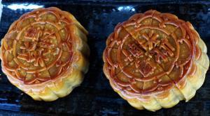 Le mooncake est un petit gâteau sucré-salé que tout le monde va savourer en cette journée spéciale di Mid-Fall Festival.