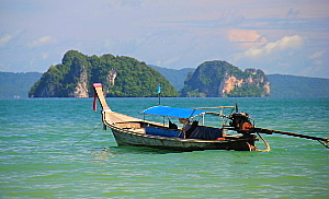 Les fameux rochers de calcaire et les bateaux longs font partie des atouts de Krabi