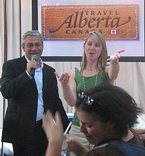 Claude Noel de Travel Alberta et Claude Hélène Faucher de Westjet procèdent à un tirage Claude Noel de Travel Alberta et Claude Hélène Faucher de Westjet procèdent à un tirage