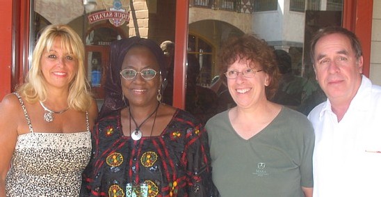 L'équipe de Voyages Cassis en compagnie de Mme Foumakoye Nana Aicha ambassadeur du Niger au Canada
