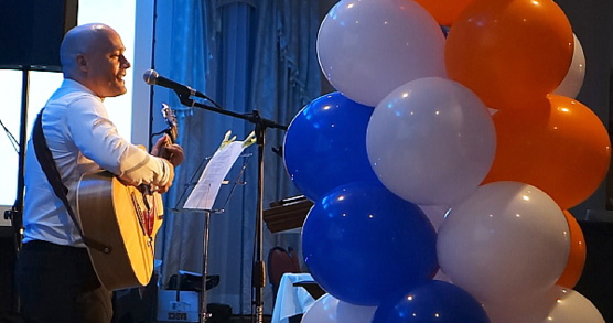 Luc Desjardins (ex Atrium) a poussé la chansonnette Luc Desjardins (ex Atrium) a poussé la chansonnette