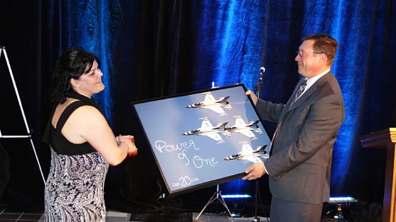 Isabelle Côté et Sylvain Lastère contemplent le cadeau reçu des employés du Groupe Isabelle Côté et Sylvain Lastère contemplent le cadeau reçu des employés du Groupe