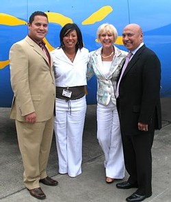 Stephen et Colin Hunter accompagnés de leur épouse Stephen et Colin Hunter accompagnés de leur épouse