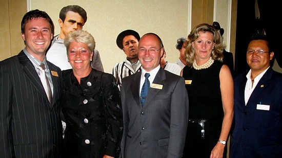 L'équipe des ventes , entourant Manon Blouin, Christian Roussin, Normand Godin, Anne Gendron et Ray Targco L'équipe des ventes , entourant Manon Blouin, Christian Roussin, Normand Godin, Anne Gendron et Ray Targco