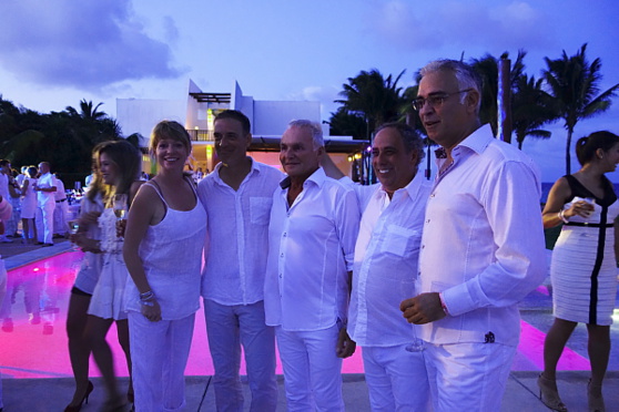 Jacinda Lowry et Sephan Drouin de Club Med, se joignent à Yves Banville et José Leroux de Voyages Cinquième saison et Jean Collette de Voyages Dumoulin Jacinda Lowry et Sephan Drouin de Club Med, se joignent à Yves Banville et José Leroux de Voyages Cinquième saison et Jean Collette de Voyages Dumoulin