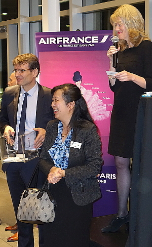 Jean-Noël Rault et Diane Audet entourent Adeline Piekham-Hsieh, directrice des ventes pour le Canada de la coentreprise Air France- KLM/Delta lors du tirage de fin de soirée. Jean-Noël Rault et Diane Audet entourent Adeline Piekham-Hsieh, directrice des ventes pour le Canada de la coentreprise Air France- KLM/Delta lors du tirage de fin de soirée.