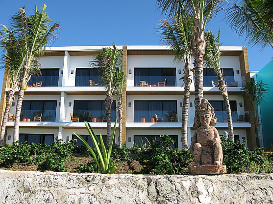 La section Club de l'Aguamarina avec ses chaises berçantes sur les balcons